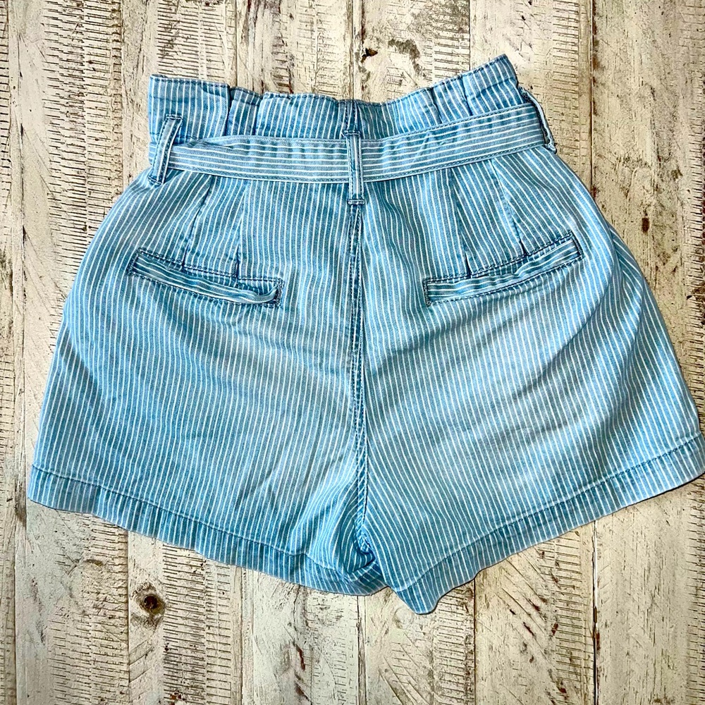 American Eagle Mom Shorts - Picture 3 of 6